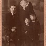 Салакин Петр Ильич с женой и детьми Виктором и Борисом